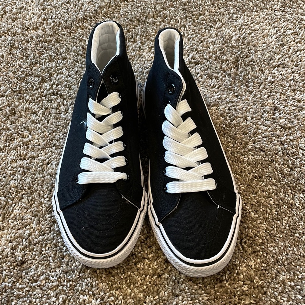 Urban groove converse like high tops size 3 nwt